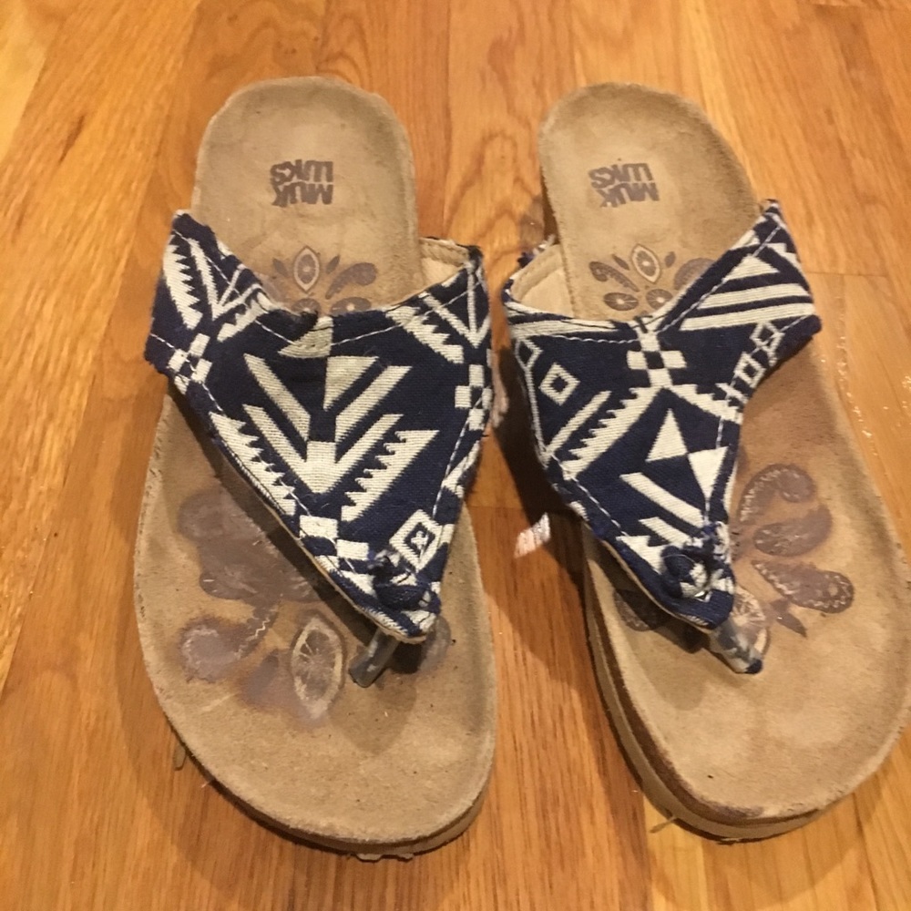 Size 8 Muk Luks sandals. Blue and white Aztec